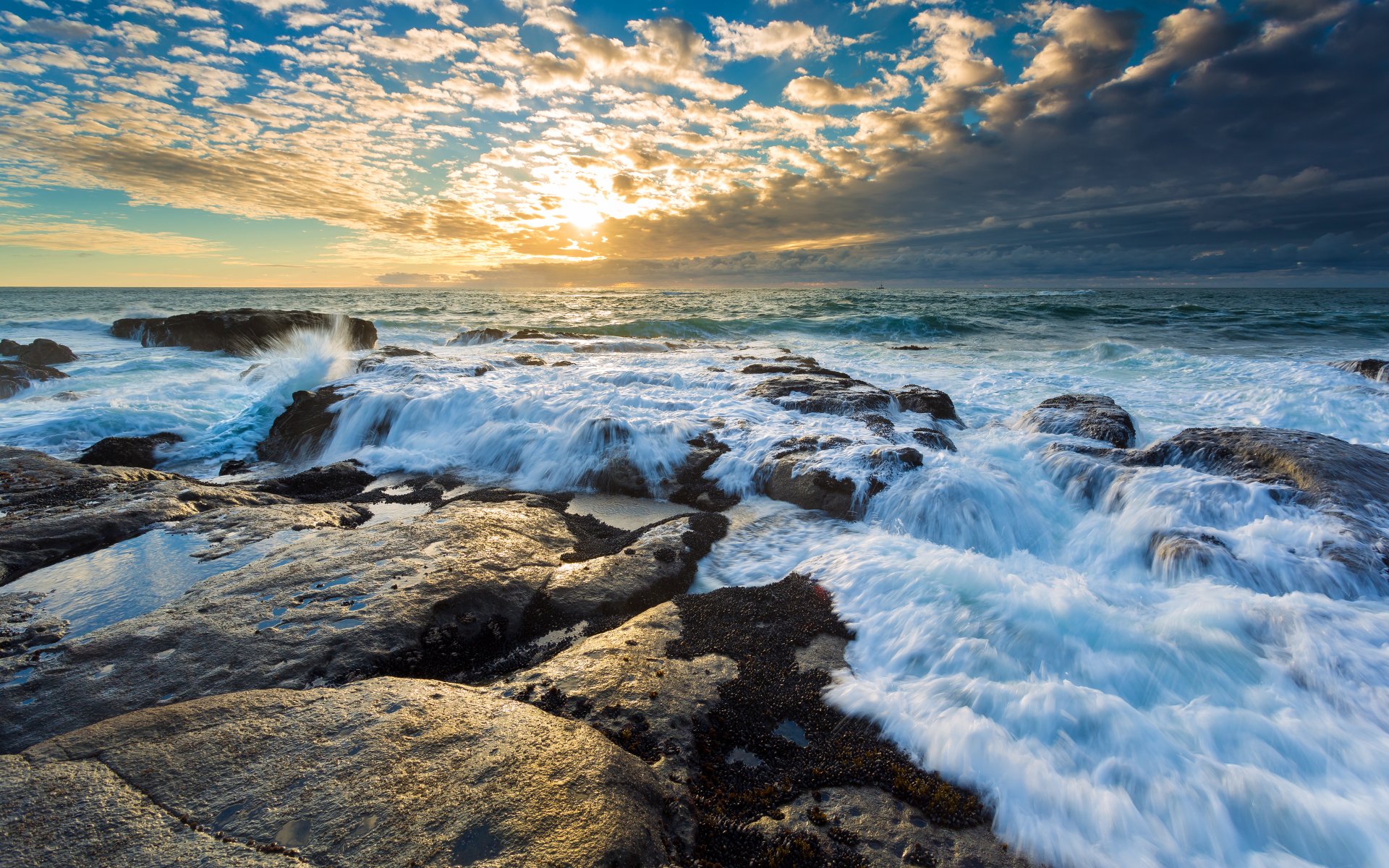 acqua pietre onde sole cielo nuvole orizzonte