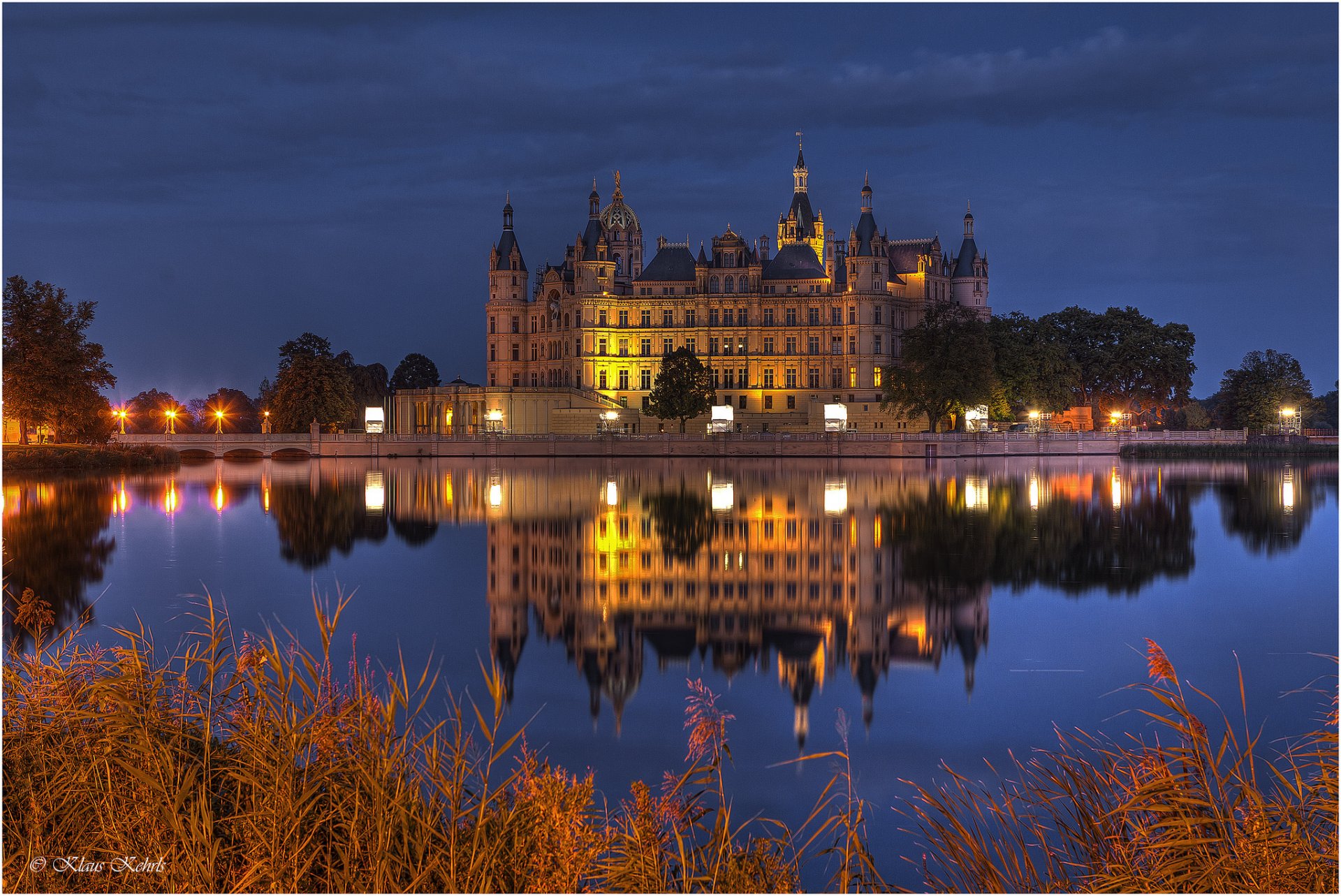 allemagne schwerin château lumières éclairage lac nuit bleu ciel réflexion