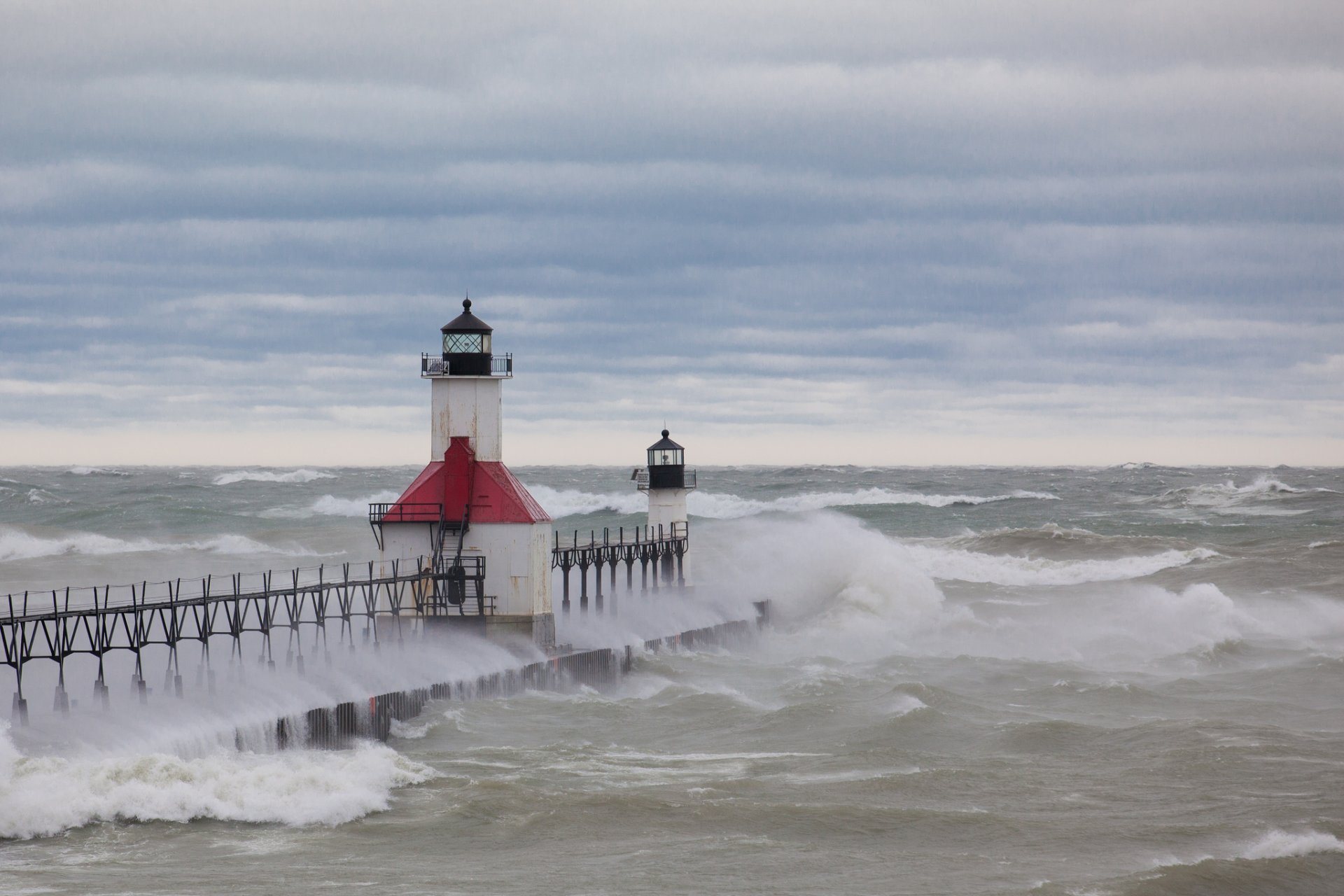 mar tormenta muelle faros