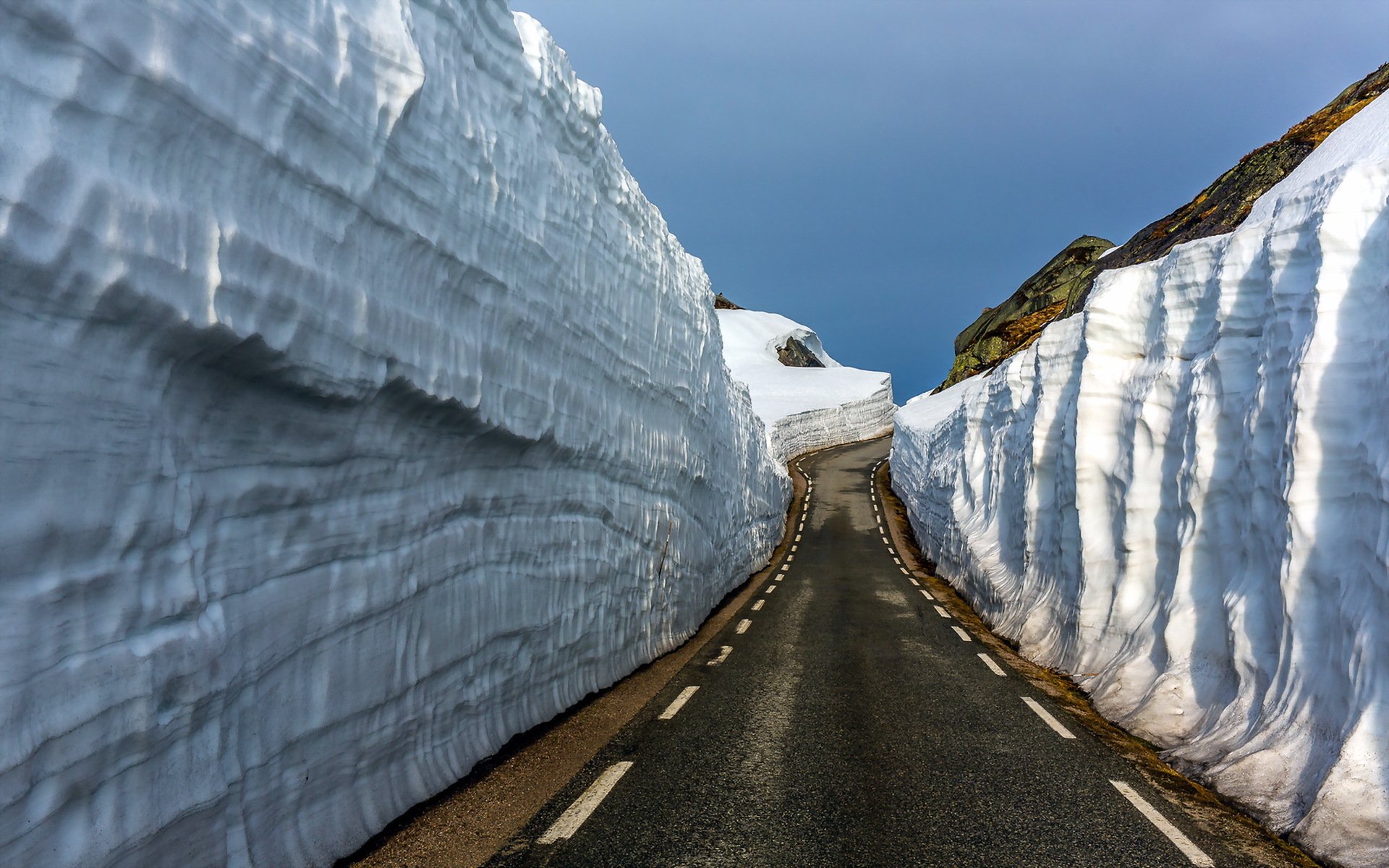 carretera montañas nieve paisaje