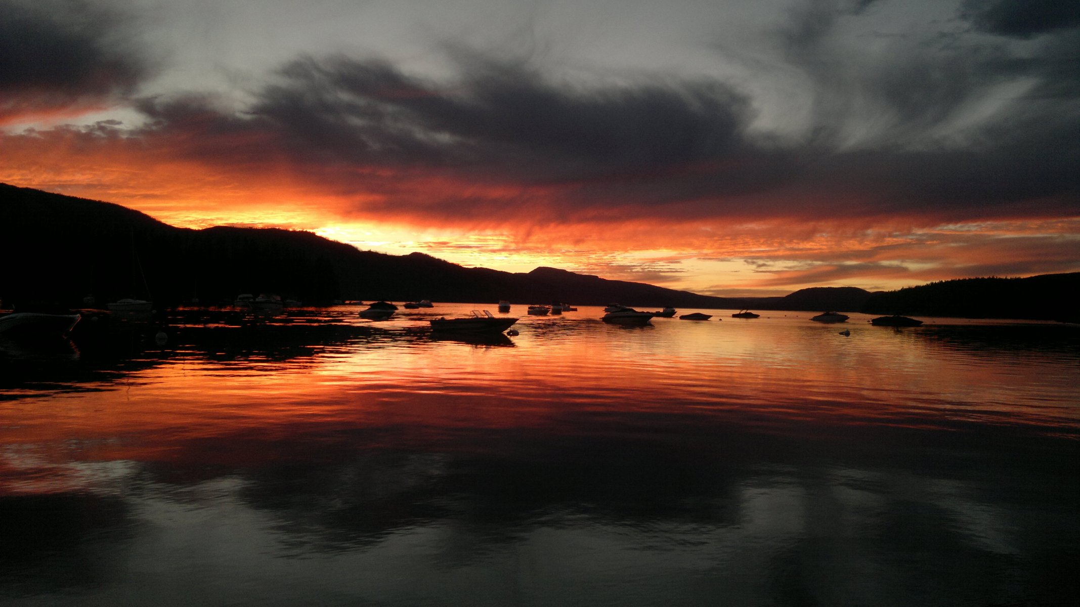 puesta de sol piedras cielo lago barco