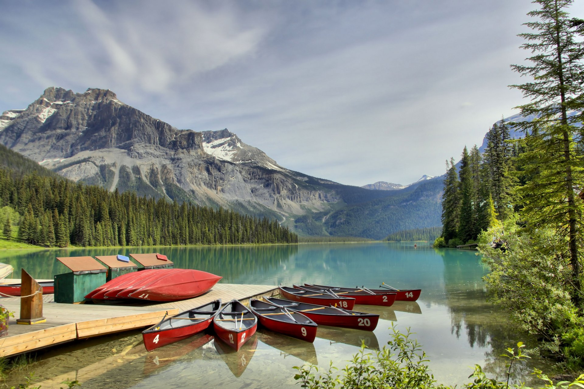 lago smeraldo parco nazionale di yoho lago foresta montagne molo barche canoe