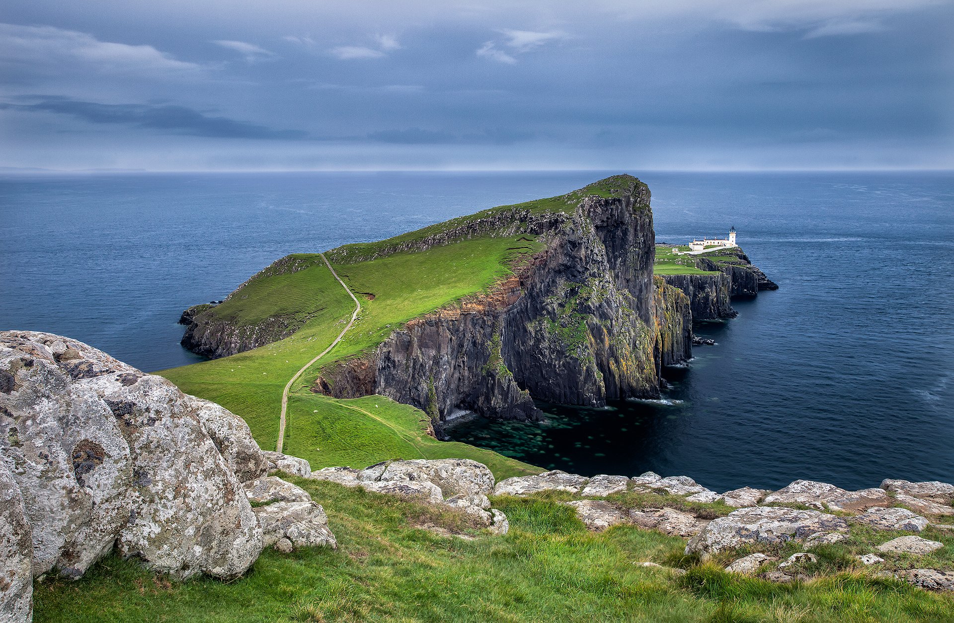 neist point ecosse ciel nuages coucher de soleil montagnes baie mer cap route phare pierres