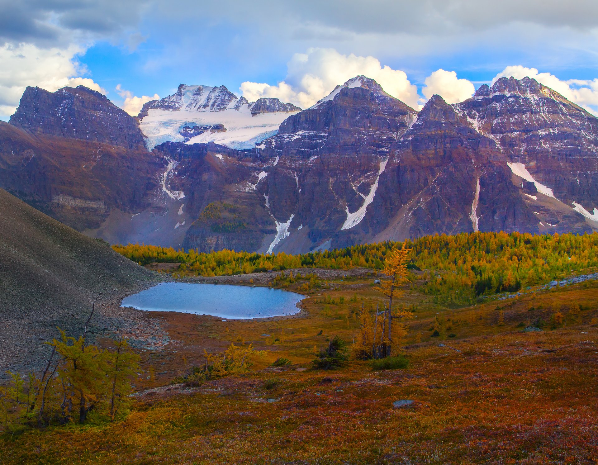 banff national park alberta kanada see berge himmel wolken wald bäume gras herbst schnee