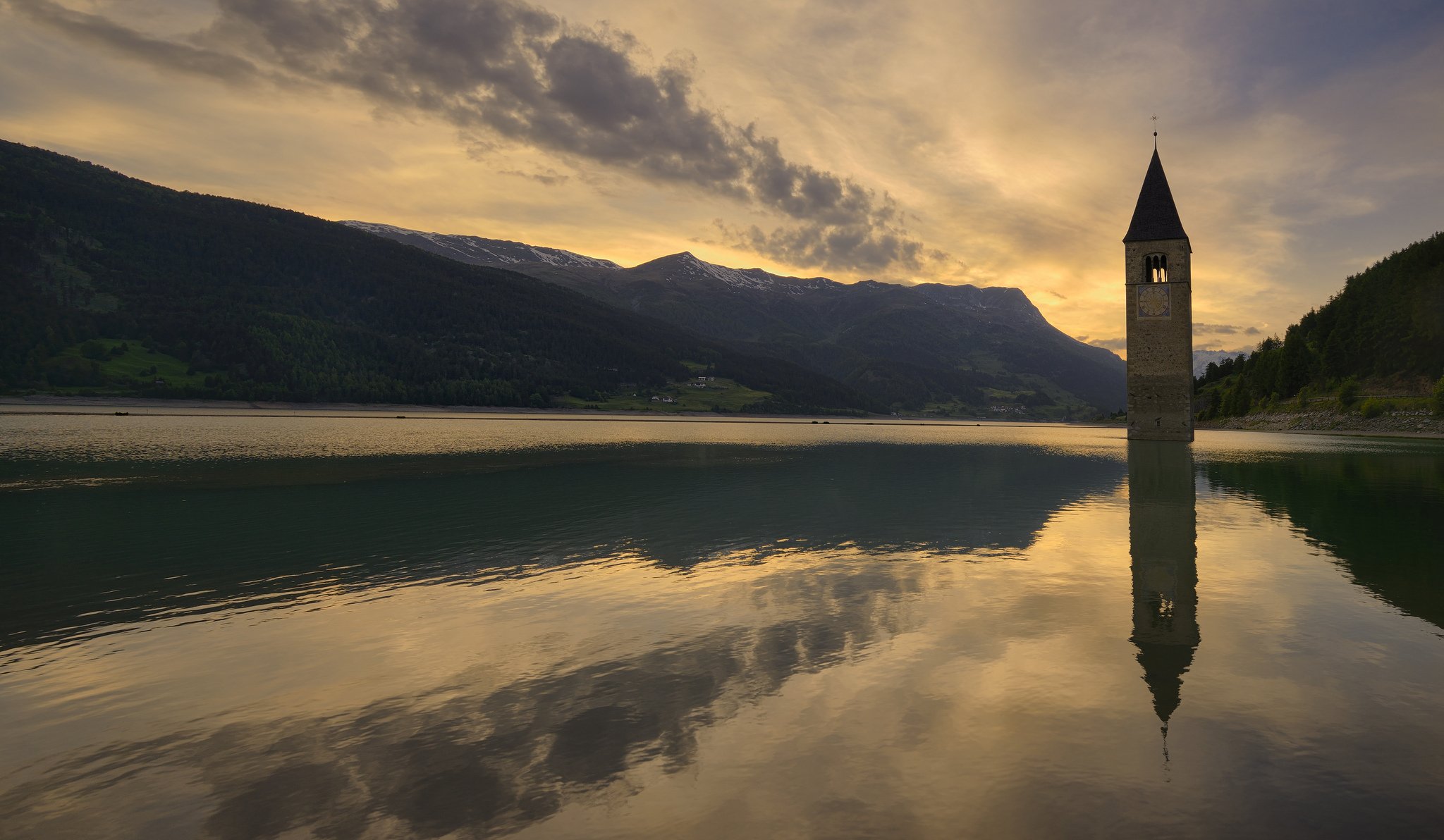 italie montagnes lac chapelle soirée coucher de soleil