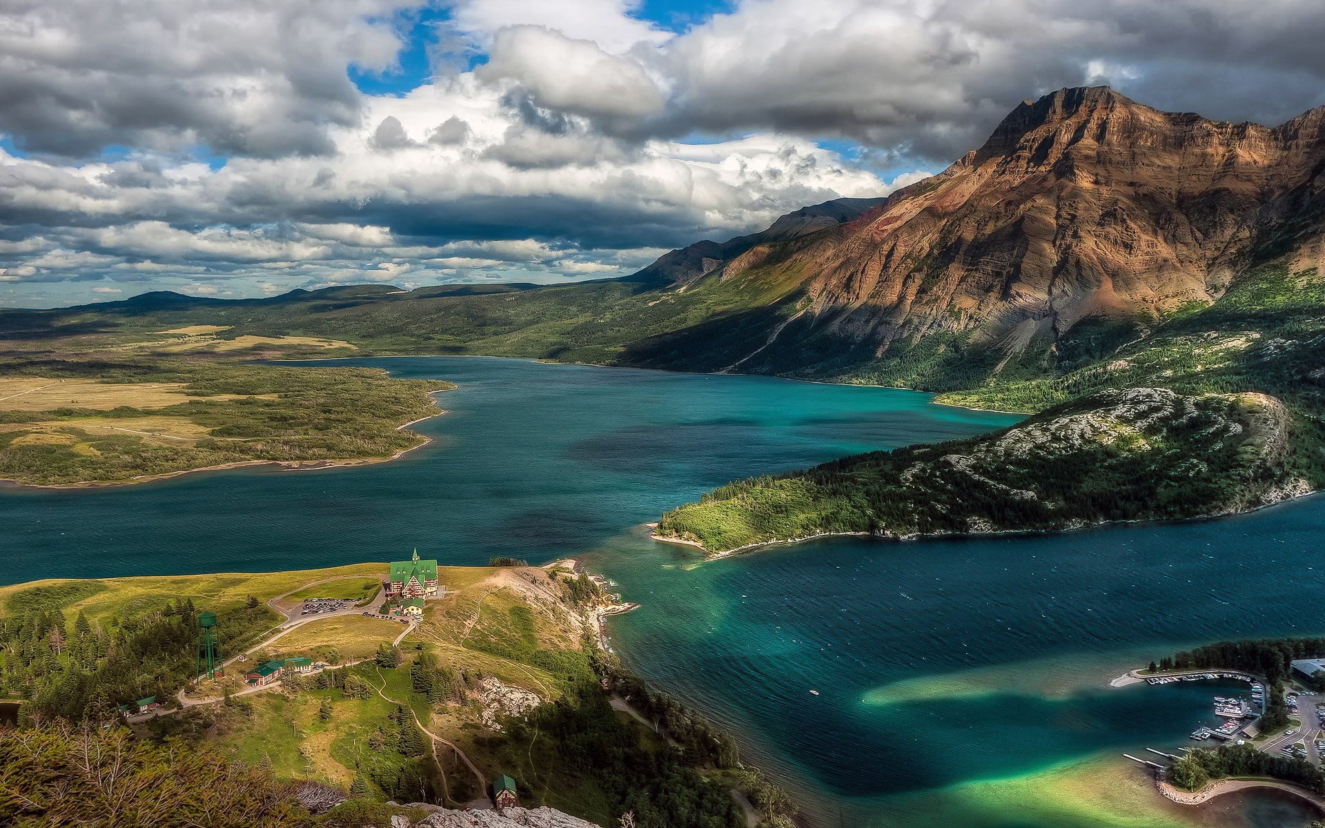 kanada alberta góry domy niebo chmury