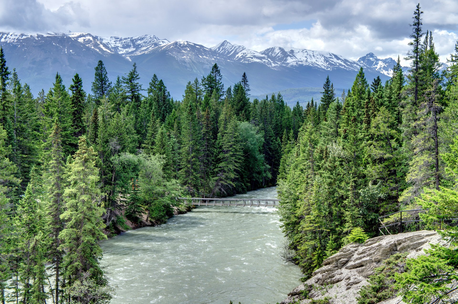 maligne cañón alberta canadá cielo nubes puente montañas río bosque árboles puente nieve roca abeto corriente