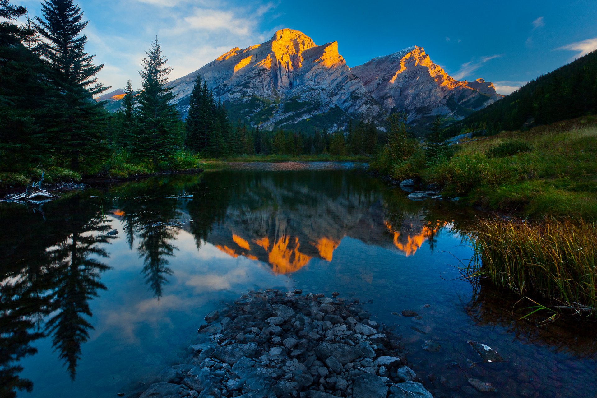 kananaskis alberta kanada niebo chmury góry las drzewa świerk natura zachód słońca jezioro wieczór kamienie odbicie