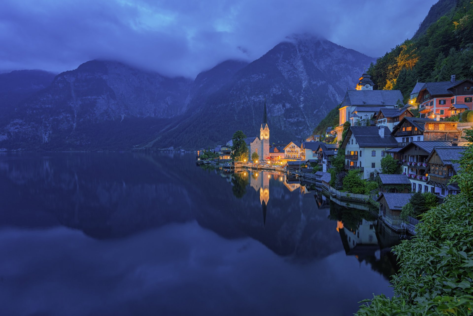 austria hallstatt domy góry las jezioro brzeg