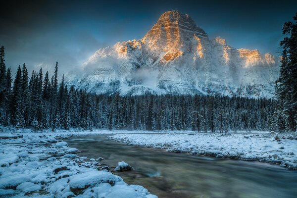 Rivière gelée sur le fond du Mont Cefren