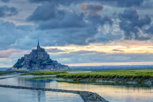 Château du Mont-Saint-Michel à l aube