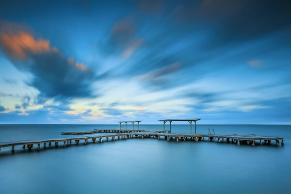 Mar azul y cielo en España