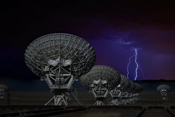 Fulmine sullo sfondo di antenne nel New Mexico