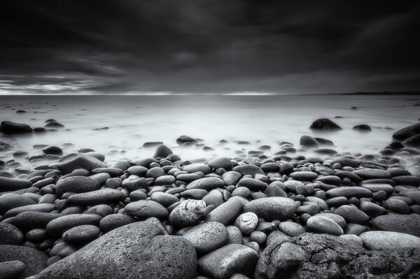 Каменный пляж, чёрно-белое фото