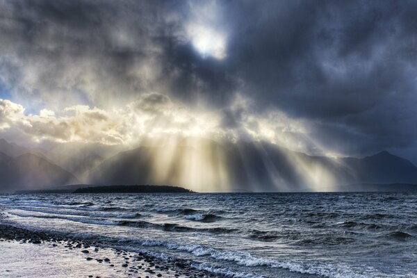 Nubes junto al mar y piedras