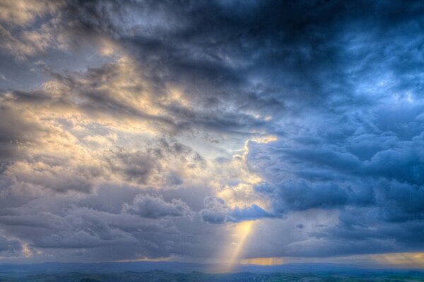 Faisceau de lumière parmi les nuages lourds