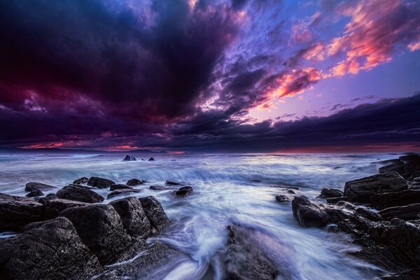 Horizont aus dem Meer und schwarzen Wolken