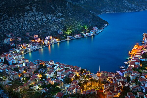 Baia di sera sul mare illuminata da luci