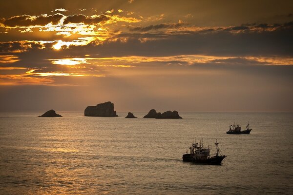 Navires en mer au coucher du soleil