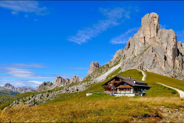 Das Haus steht auf einem Feld in der Nähe des Berges