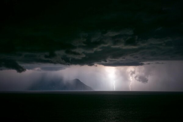 Un fulmine dalle nuvole colpisce l oceano vicino all Isola. Enormi nuvole nere