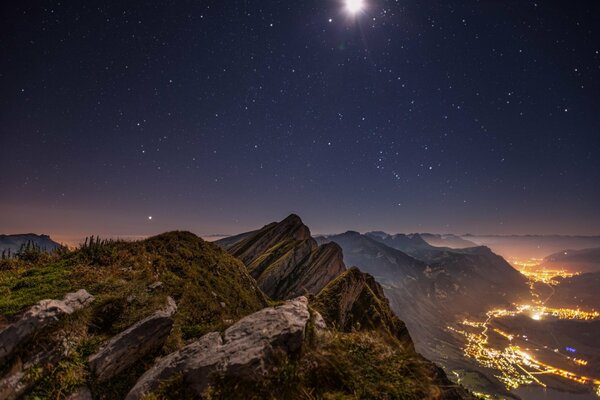 Valle nocturno en luces desde lo alto