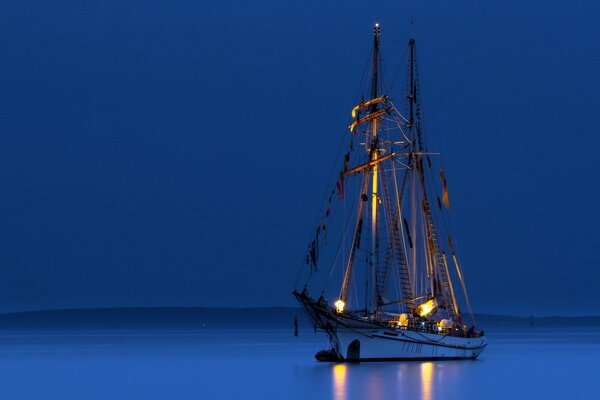 Nave nelle luci nel mare notturno