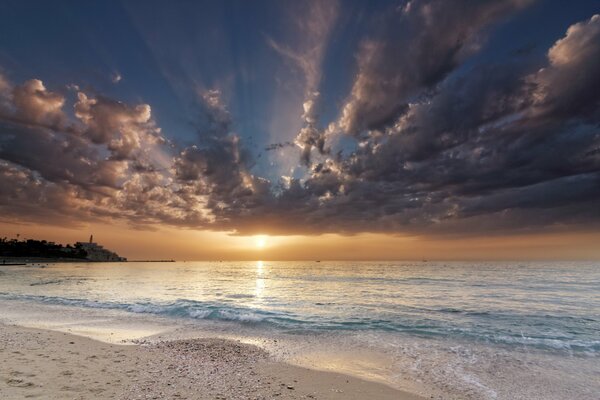 Il sole sorge e splende magnificamente sul mare