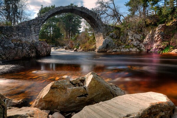 Most w Szkocji. Carrbridge