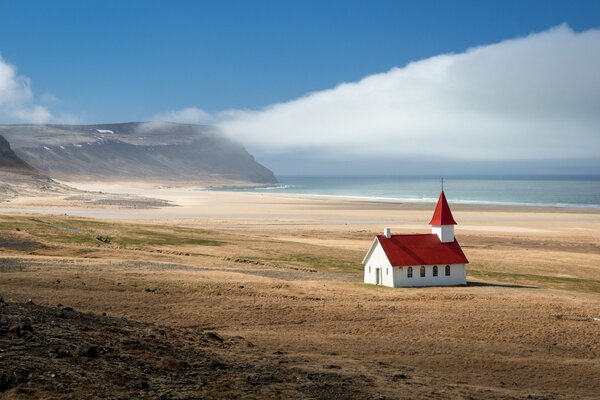 Einsamer Tempel vor dem Hintergrund der Berge und des Meeres