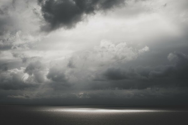 Agua y cielo con nubes