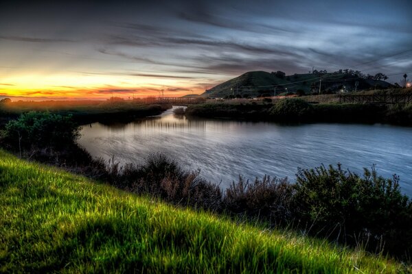 Coucher de soleil tranquille sur la rivière