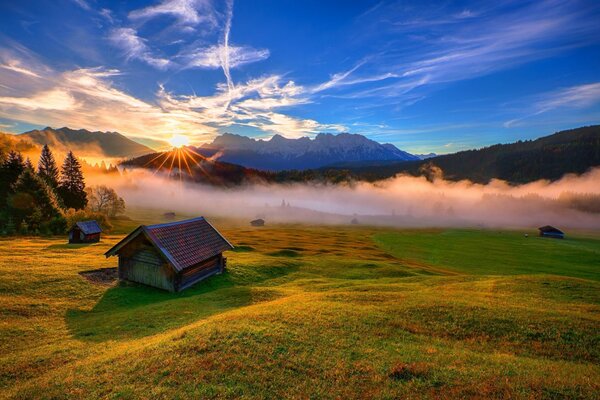 Maison dans la nature dans les montagnes