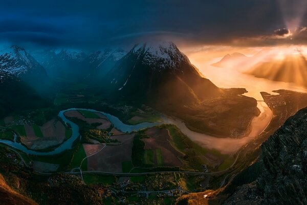 Norwegisches Tal im Licht der Sonne