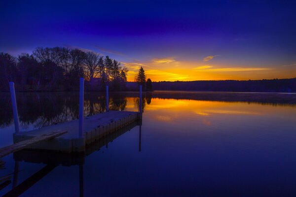 Amanecer en el puente del lago