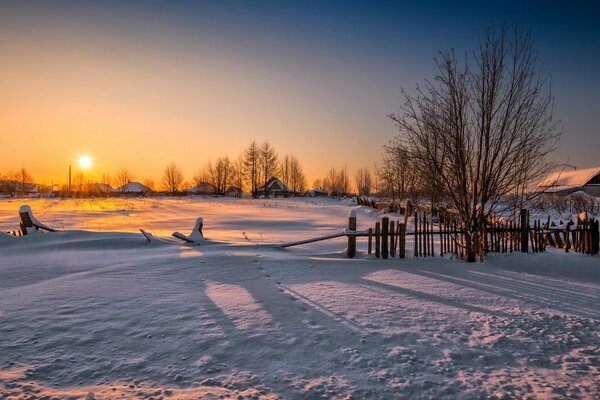 Haus im Dorf bei Sonnenuntergang Wintermärchen