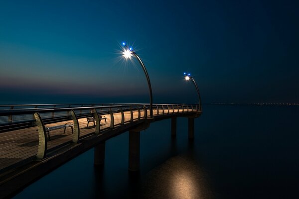 Pont éclairé par des lanternes de nuit