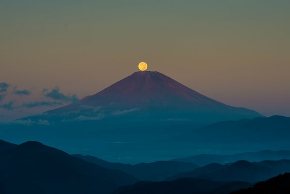 Mont Fujiyama dans le ciel lunaire de septembre