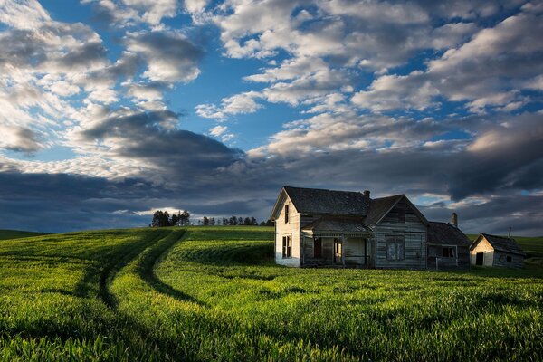 Hermosa vista del campo con casas. Cielo con nubes exuberantes