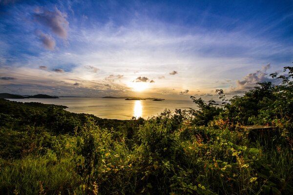 Amanecer en la bahía de la isla