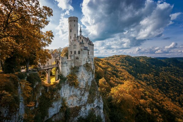 Осень деревья скалы замок