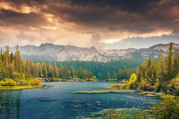 Imagen del paisaje de la naturaleza al atardecer