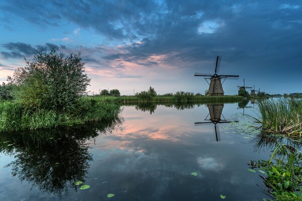 Reflexion des Himmels im Wasser. Windmühle