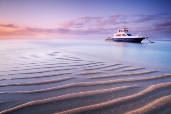 La playa en un amanecer rosa y azul