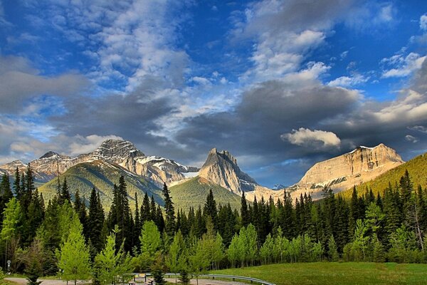 Las montañas rocosas conviven con un paisaje pintoresco. Canadá