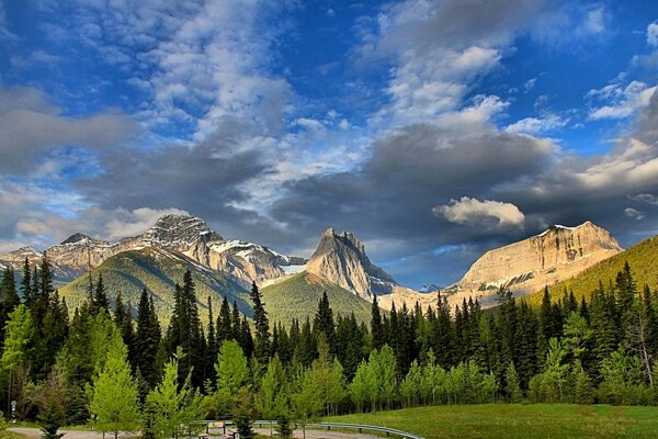 Скалистые горы соседствуют с живописным пейзажем. Канада