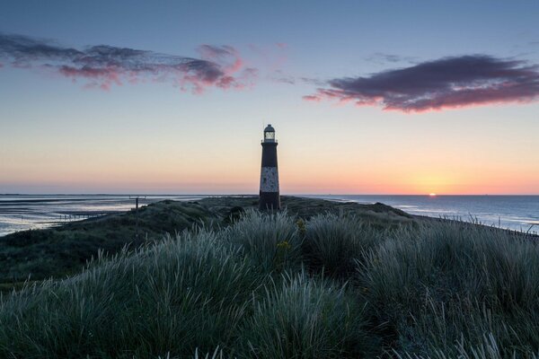 Faro en el mar, al atardecer del día