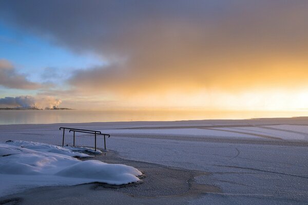 Tramonto invernale sulla spiaggia tra bellissime nuvole costa deserta