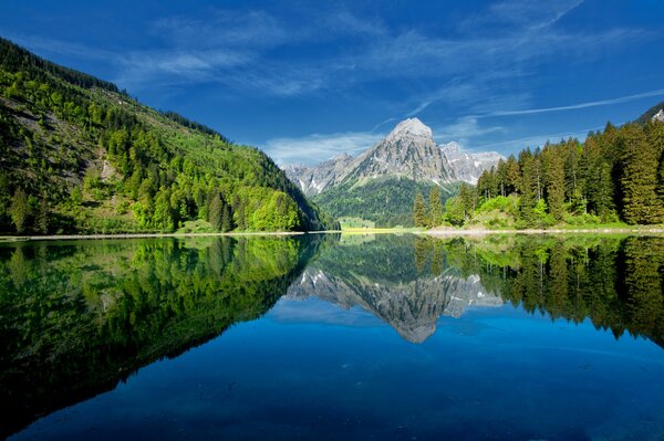 Reflejo de la ladera de la montaña en la superficie del lago