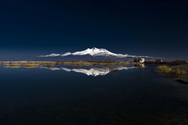 Reflejo en el lago de la cima Nevada de la montaña